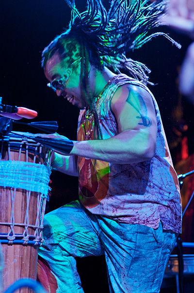 Dendê performing